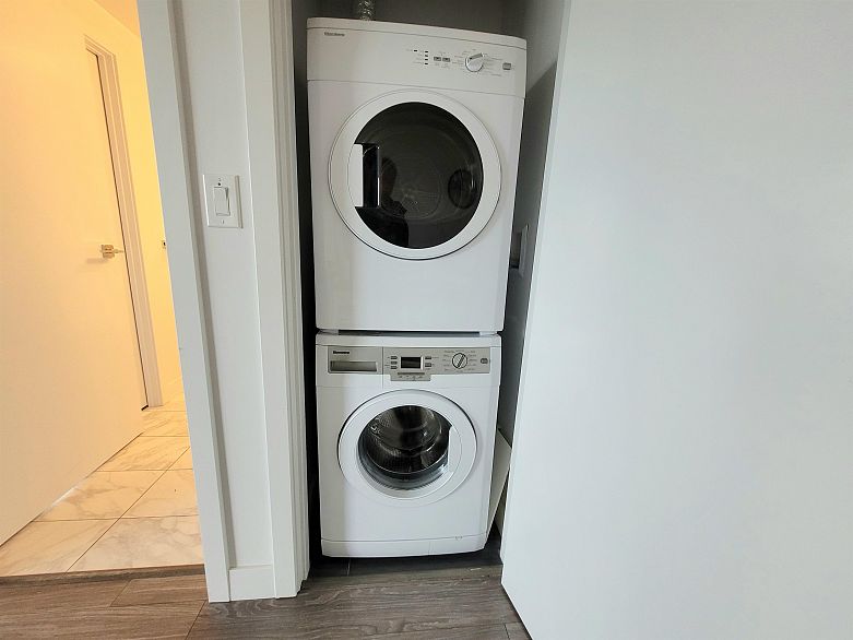 2501 1283 Howe Street