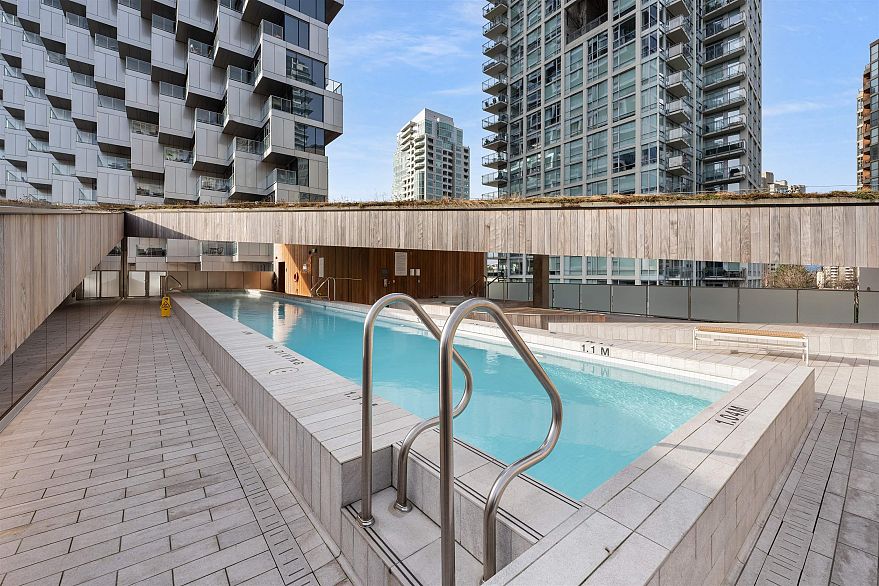 2702 1480 Howe Street