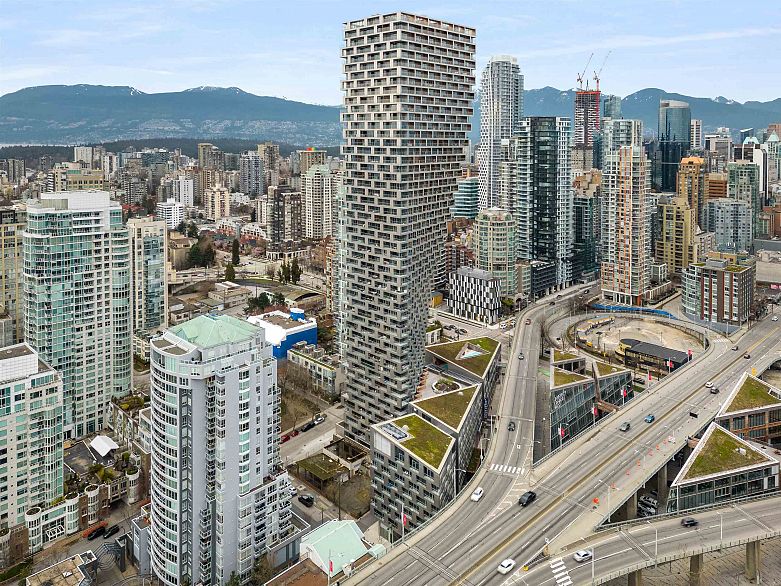2702 1480 Howe Street