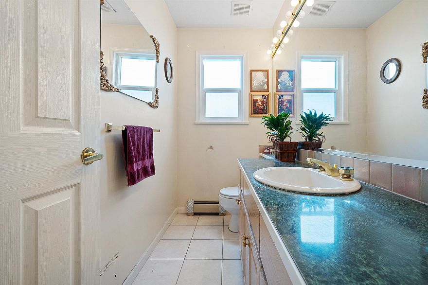 4988 Sherbrooke Street