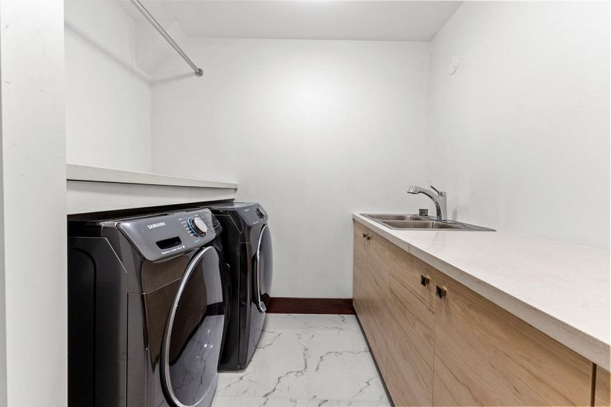 2001 1239 W Georgia Street