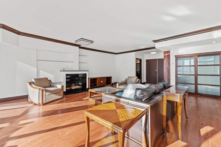 2001 1239 W Georgia Street