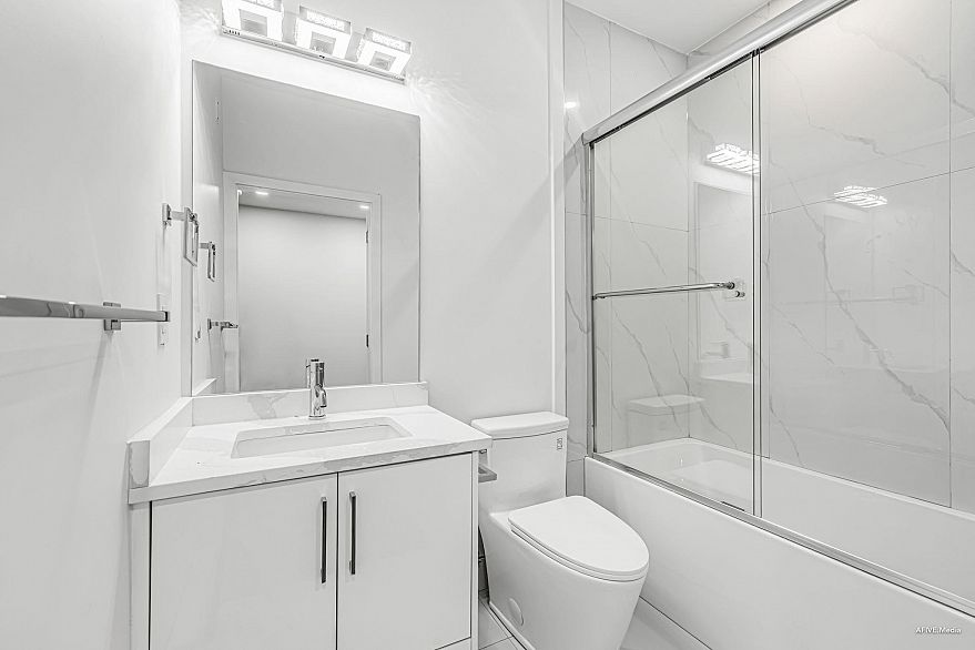 102 2122 E 32nd Avenue