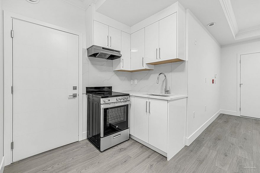 102 2122 E 32nd Avenue