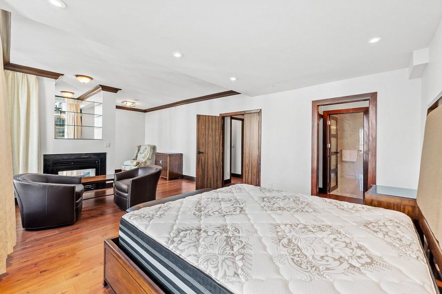 2001 1239 W Georgia Street