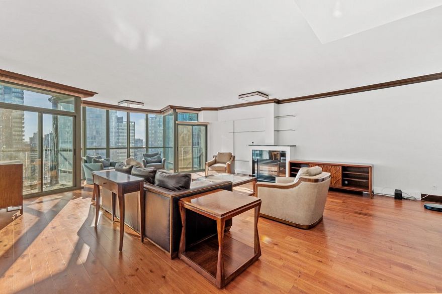 2001 1239 W Georgia Street