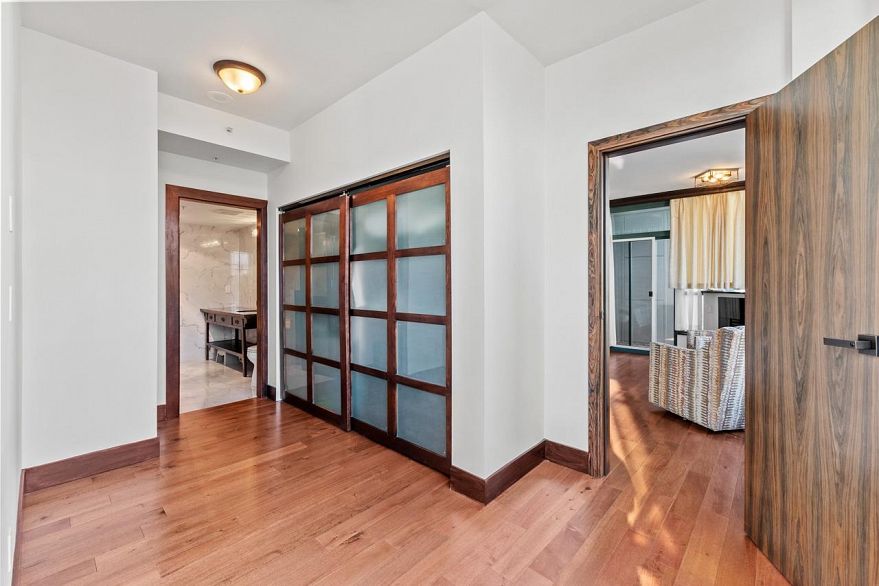 2001 1239 W Georgia Street