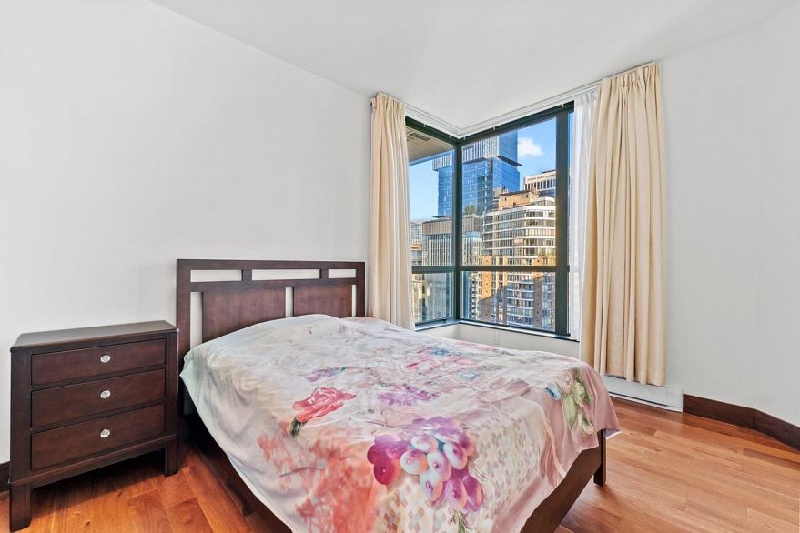 2001 1239 W Georgia Street