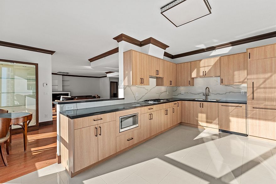 2001 1239 W Georgia Street