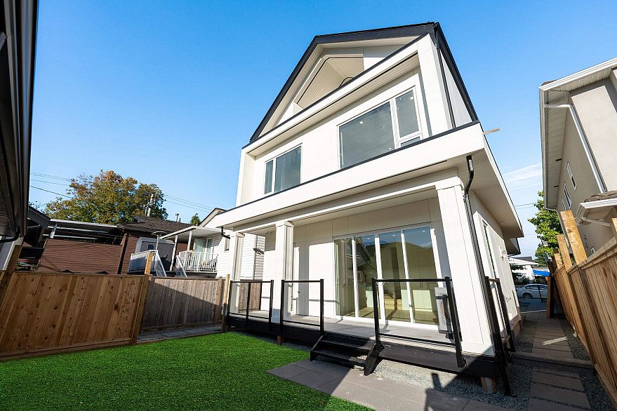 2 6933 Prince Edward Street