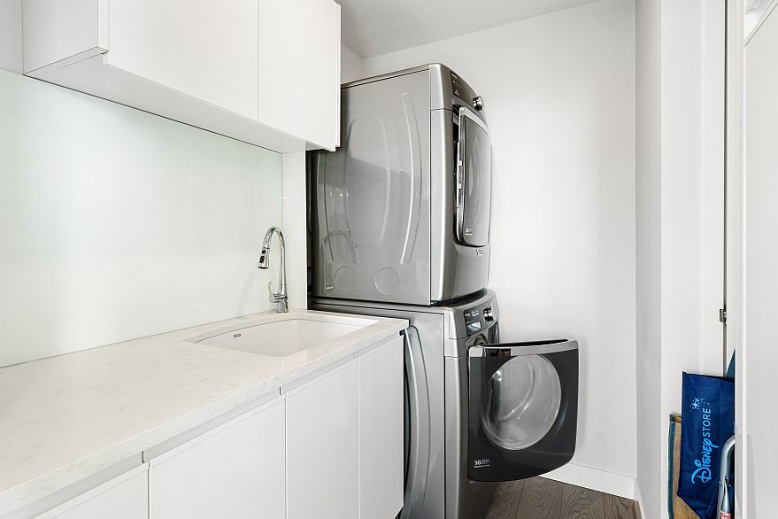 1001 845 Chilco Street