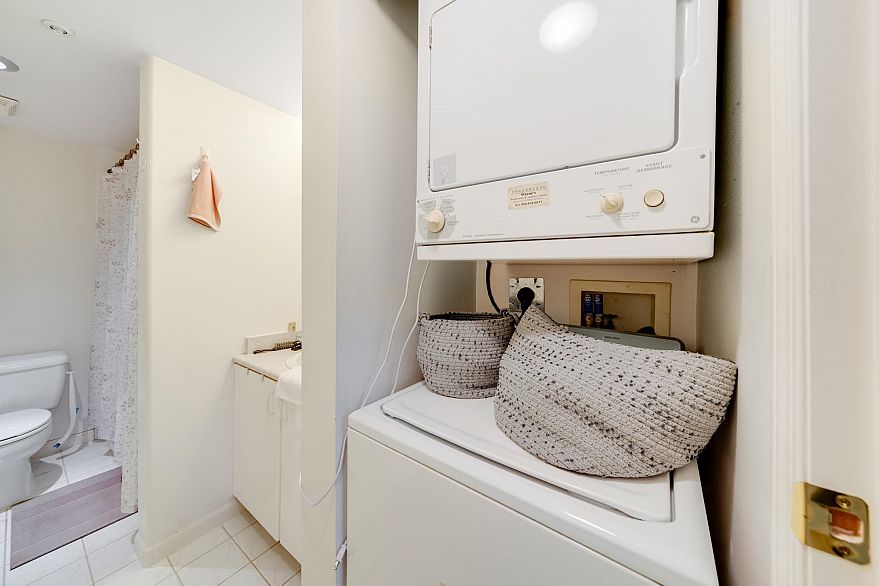 207 988 W 21st Avenue