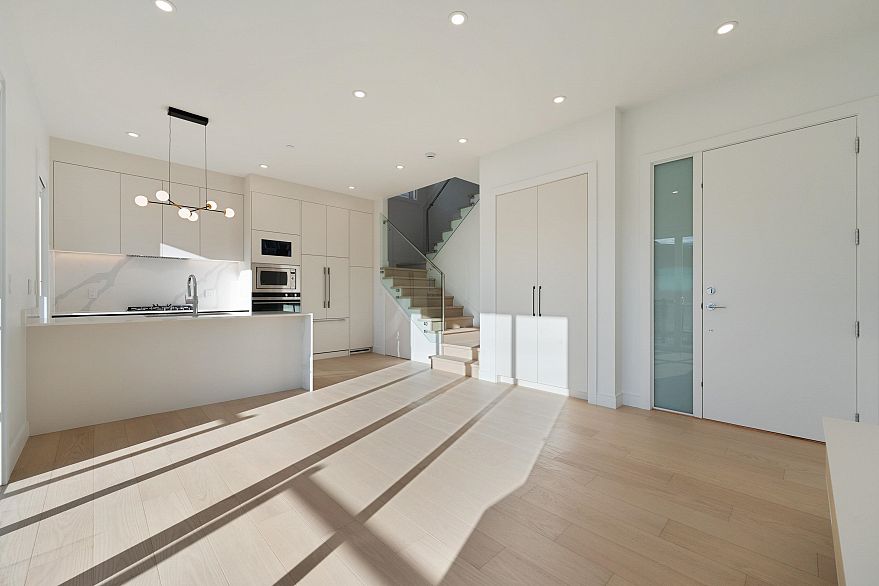 2 6933 Prince Edward Street