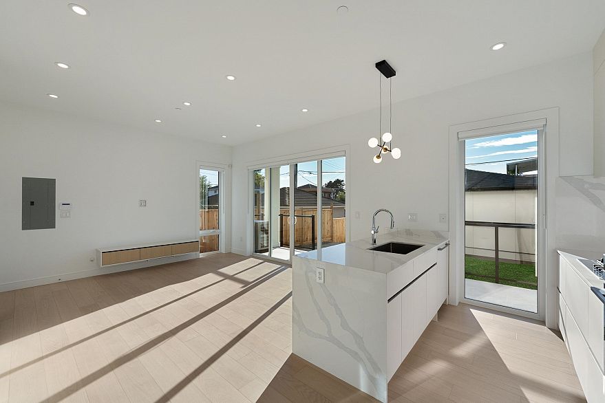 2 6933 Prince Edward Street