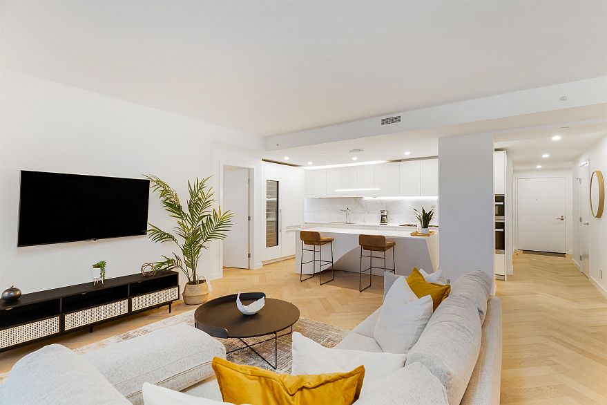 4906 1480 Howe Street