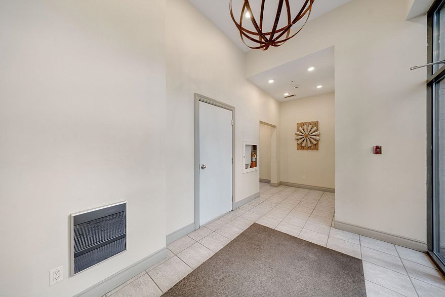 207 988 W 21st Avenue