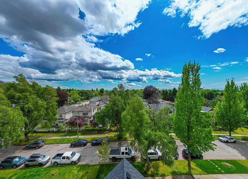 1 2777 E 27th Avenue