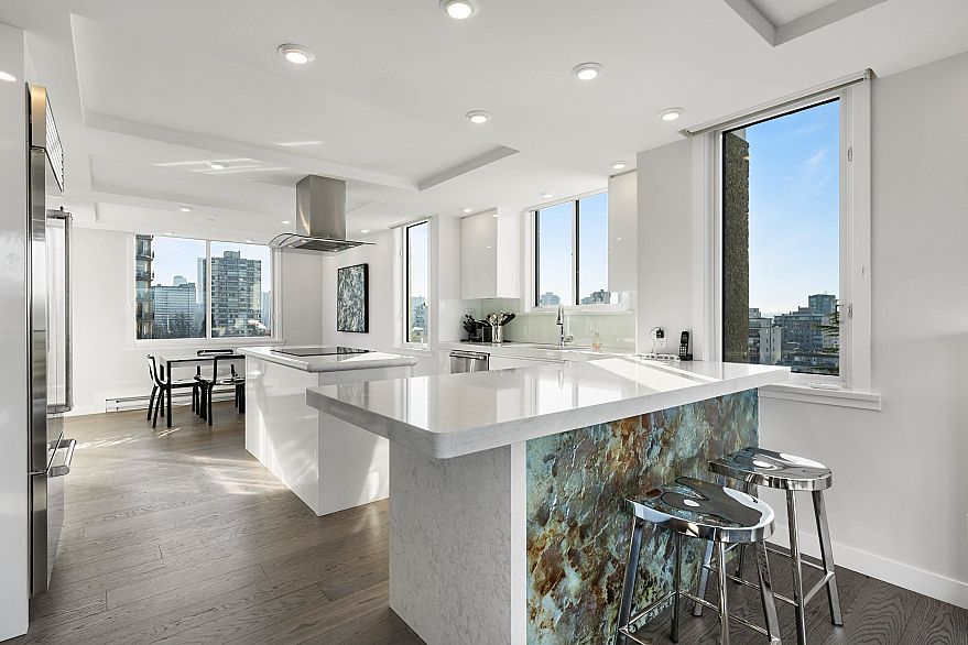 1001 845 Chilco Street