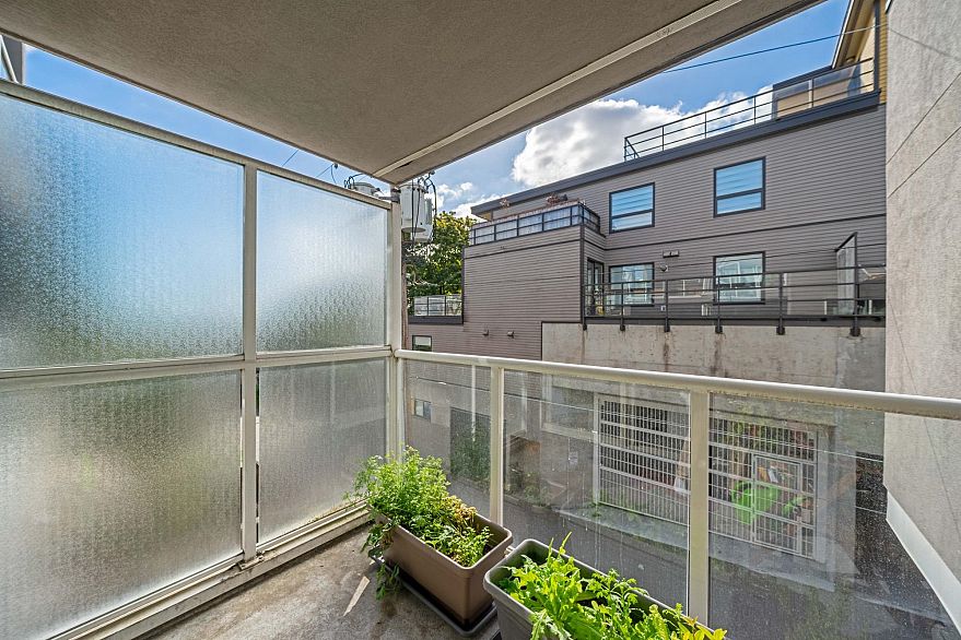 207 988 W 21st Avenue