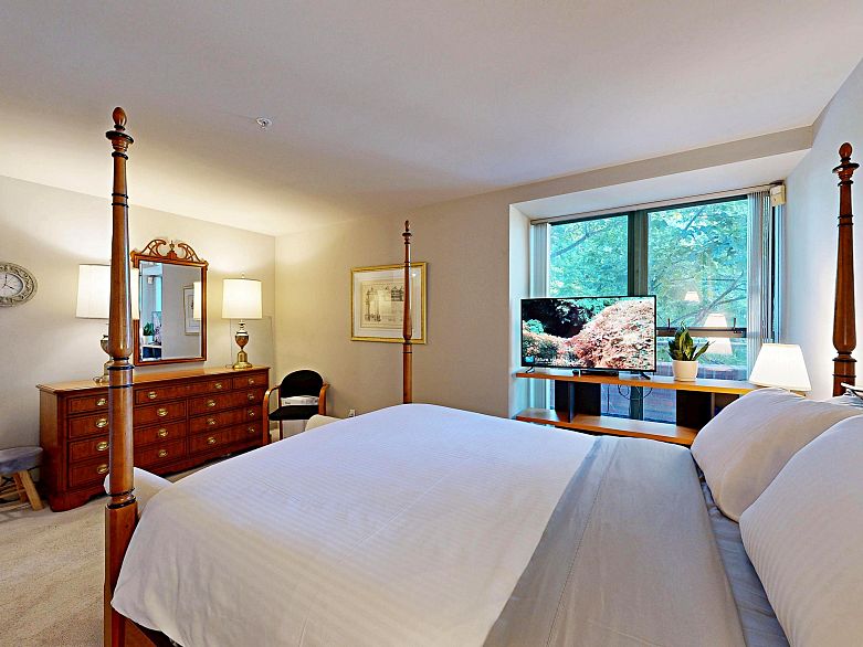 301 1888 Alberni Street