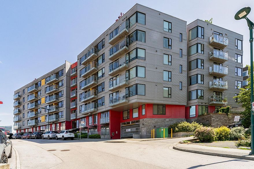 215 384 E 1st Avenue