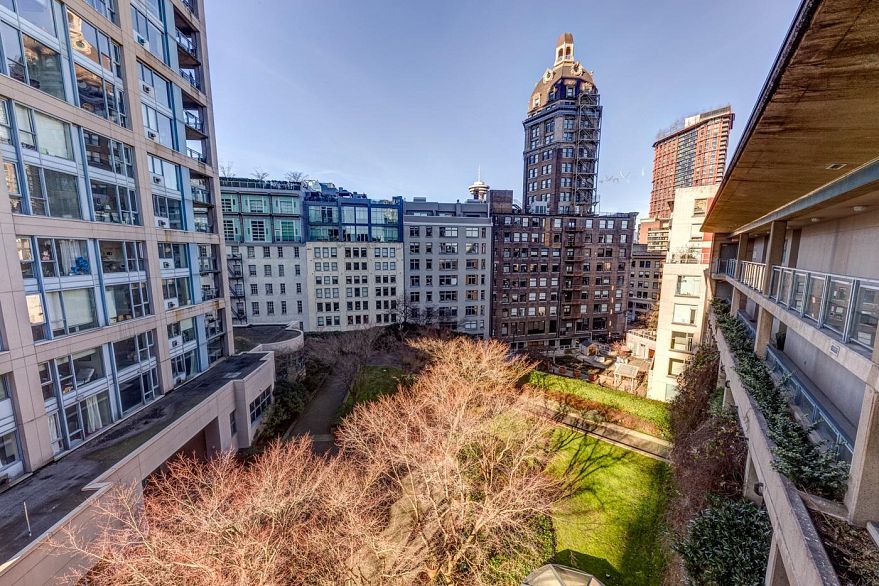 809 555 Abbott Street