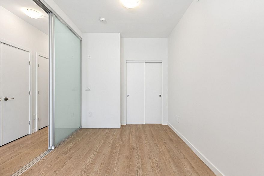 215 384 E 1st Avenue