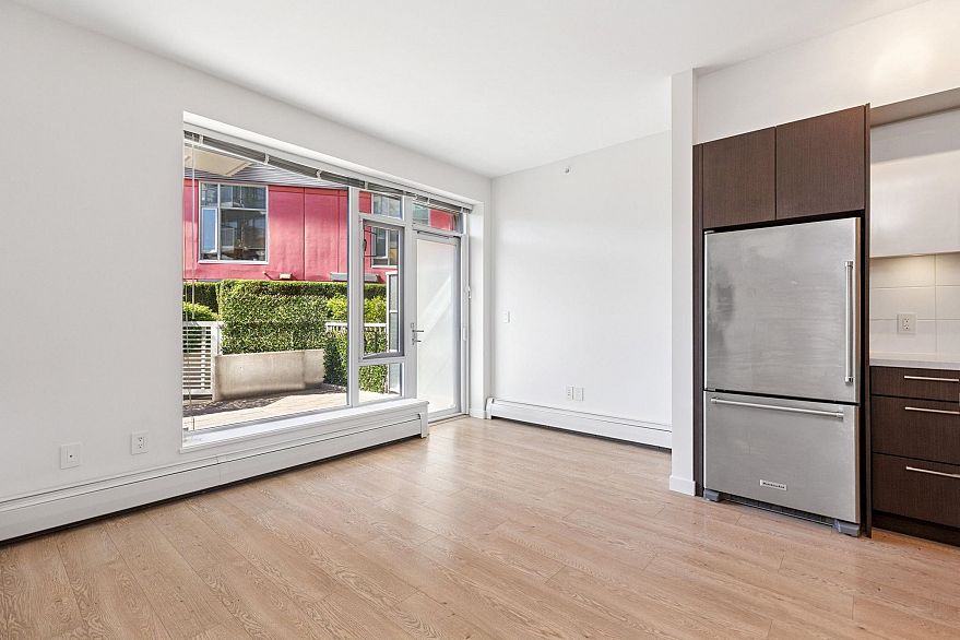 215 384 E 1st Avenue