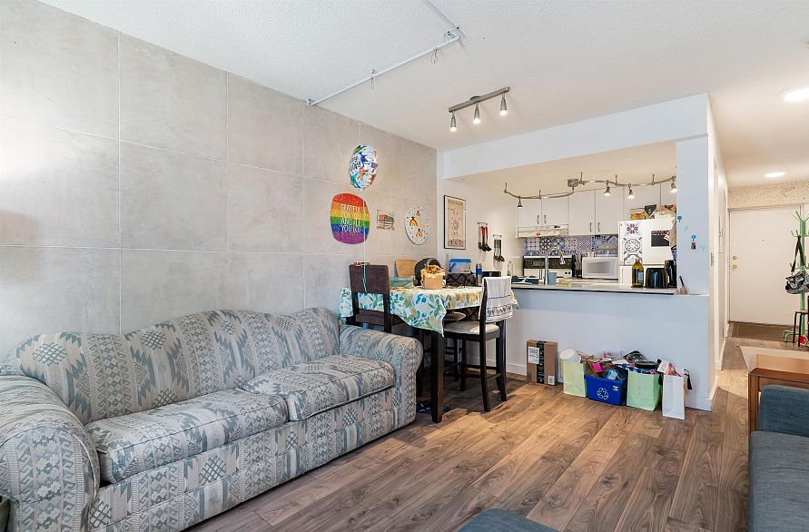 1004 789 Drake Street