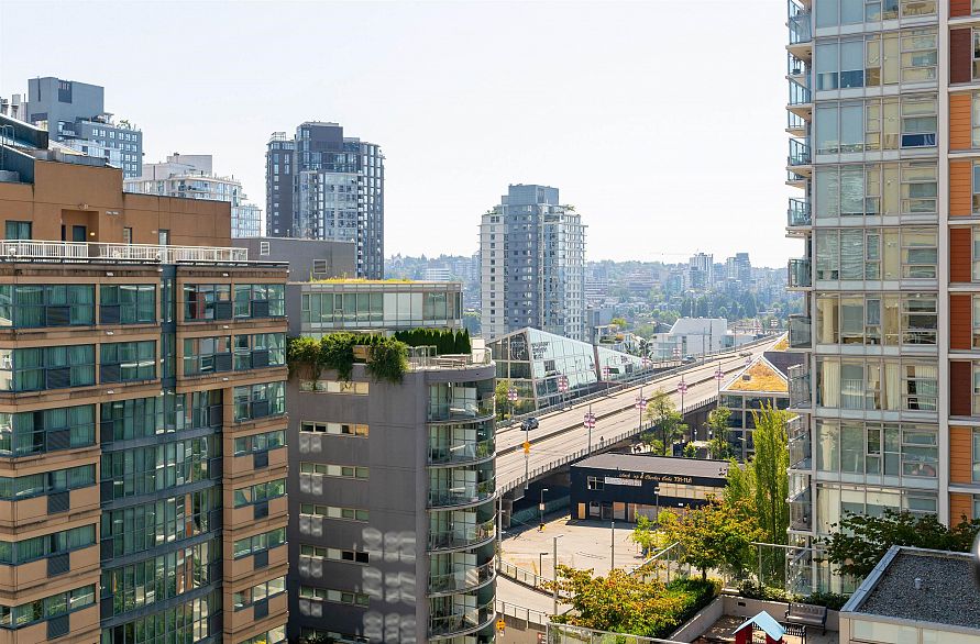 1004 789 Drake Street