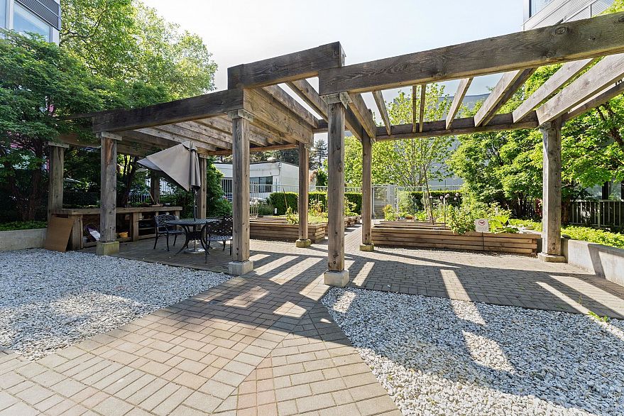 215 384 E 1st Avenue