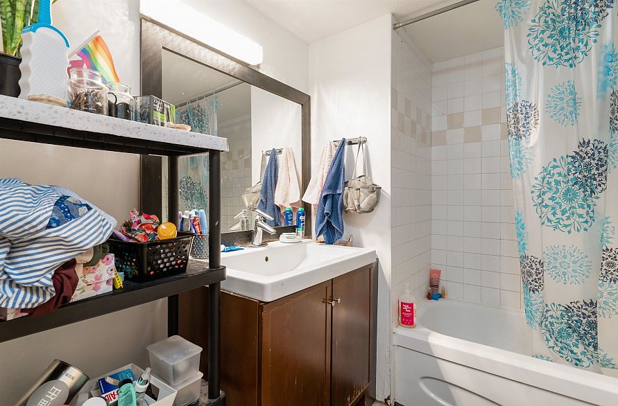 1004 789 Drake Street