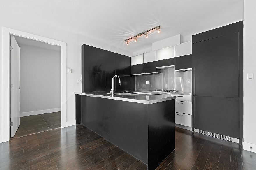 2703 535 Smithe Street