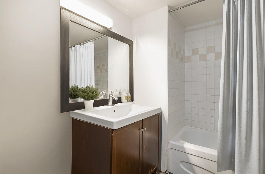 1004 789 Drake Street