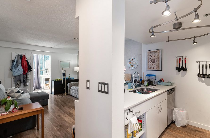 1004 789 Drake Street