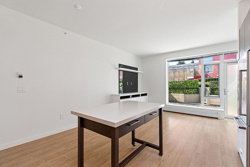 215 384 E 1st Avenue