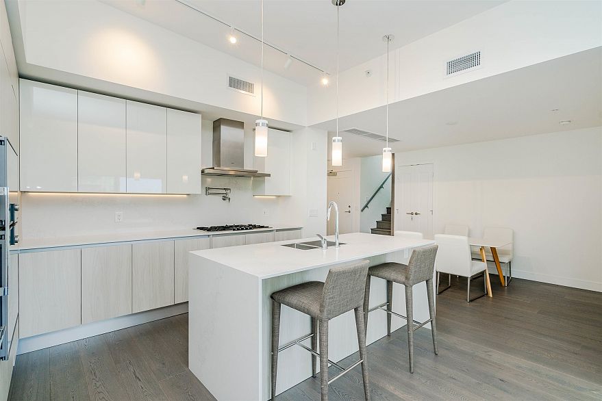 602 477 W 59th Avenue