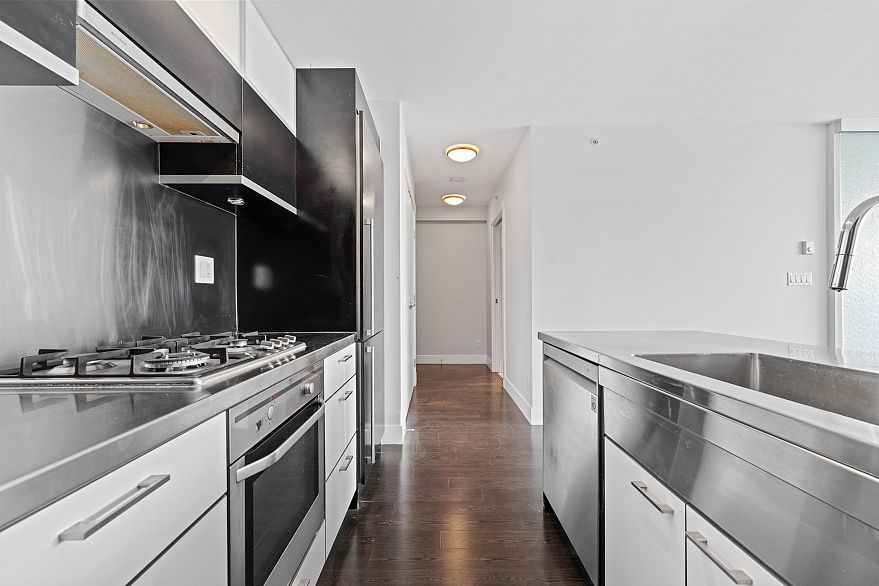 2703 535 Smithe Street