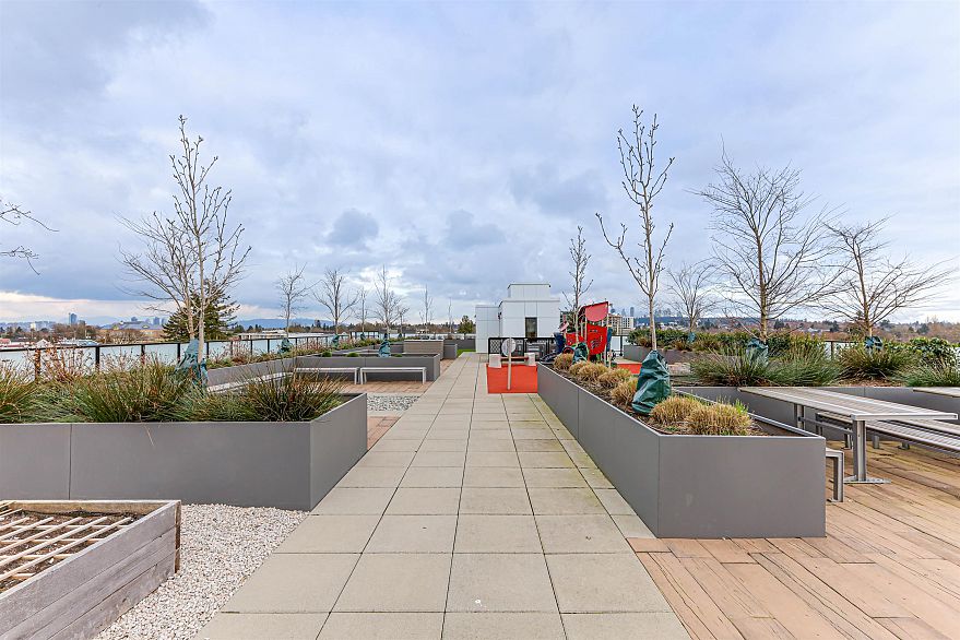 411 4933 Clarendon Street