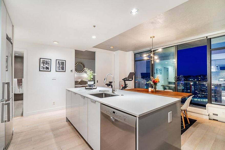 2305 108 W Cordova Street