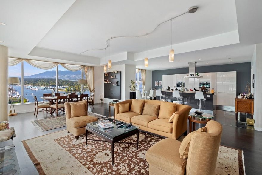 2201 277 Thurlow Street