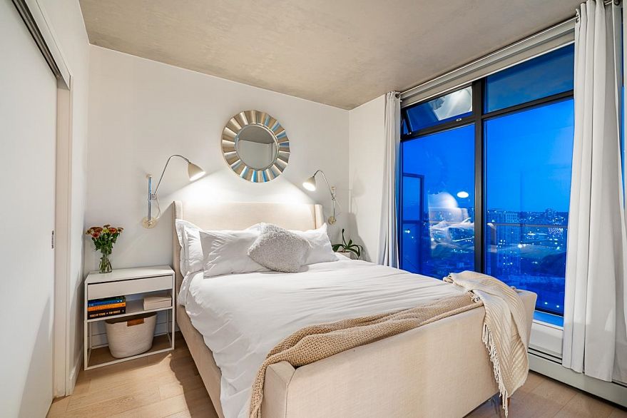 2305 108 W Cordova Street