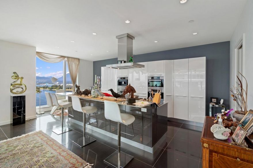 2201 277 Thurlow Street