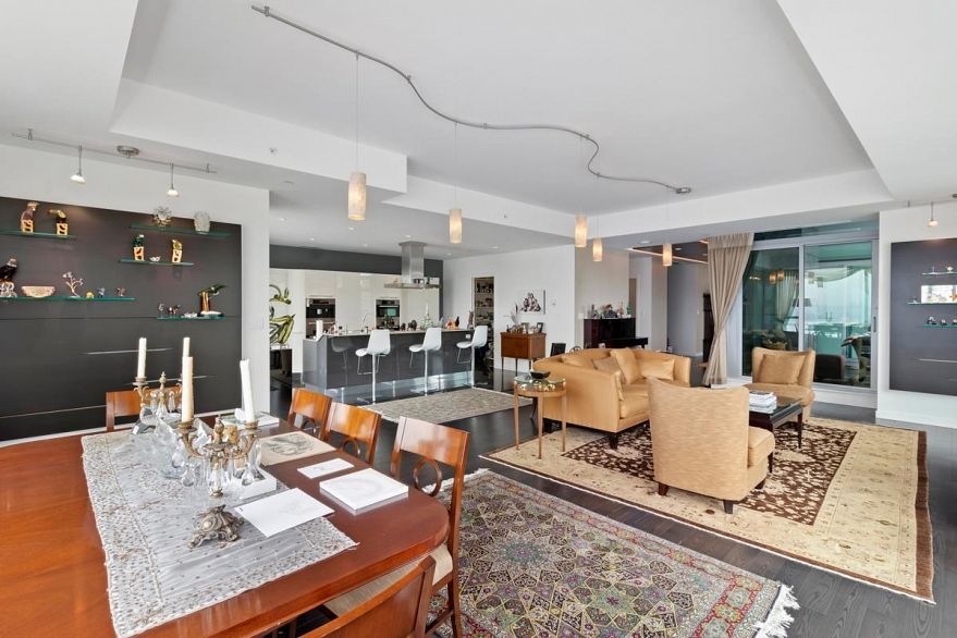 2201 277 Thurlow Street