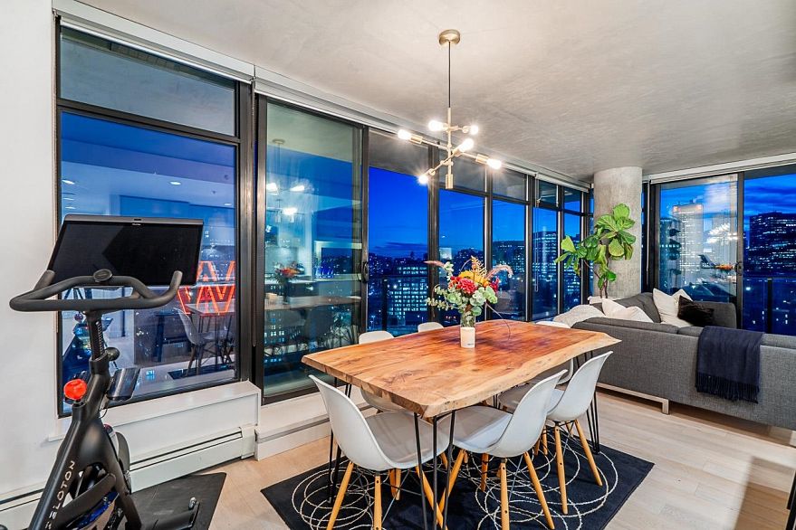 2305 108 W Cordova Street