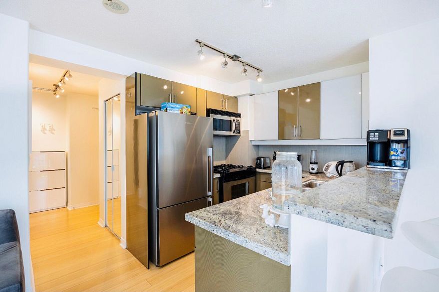 2201 1328 W Pender Street