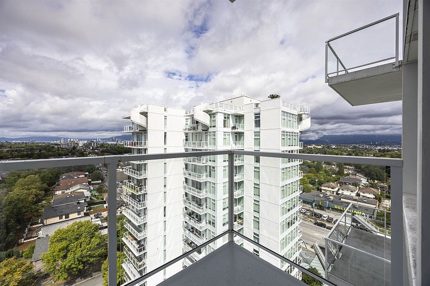 1709 2221 E 30 Avenue