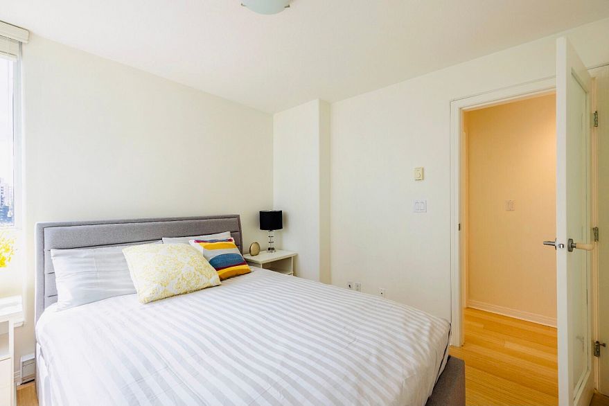 2201 1328 W Pender Street