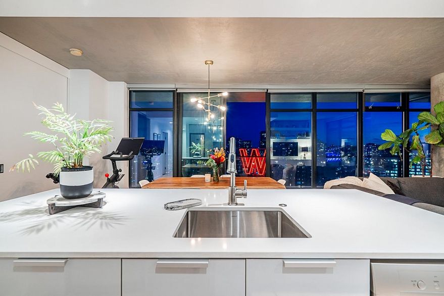 2305 108 W Cordova Street