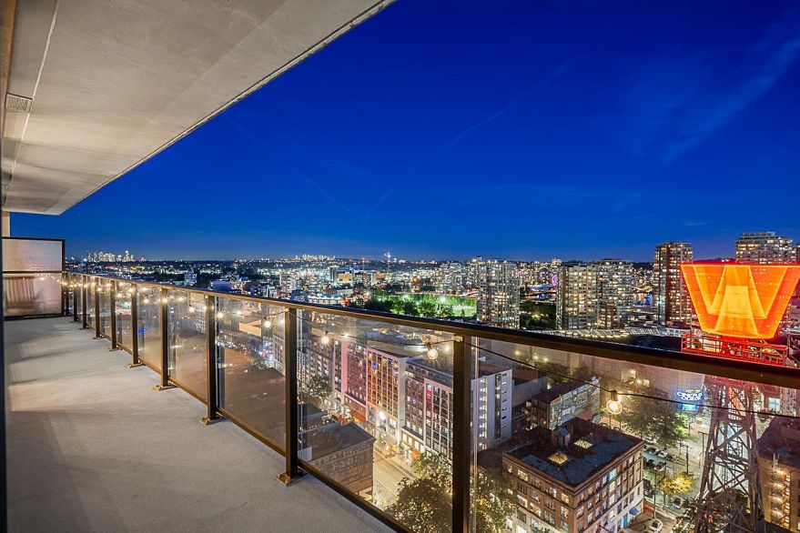 2305 108 W Cordova Street